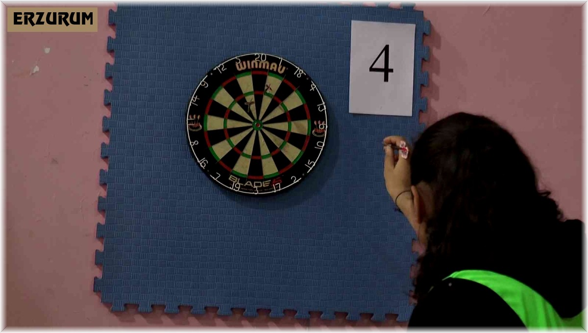 Öğrenciler hedefi vurmak için ok attı