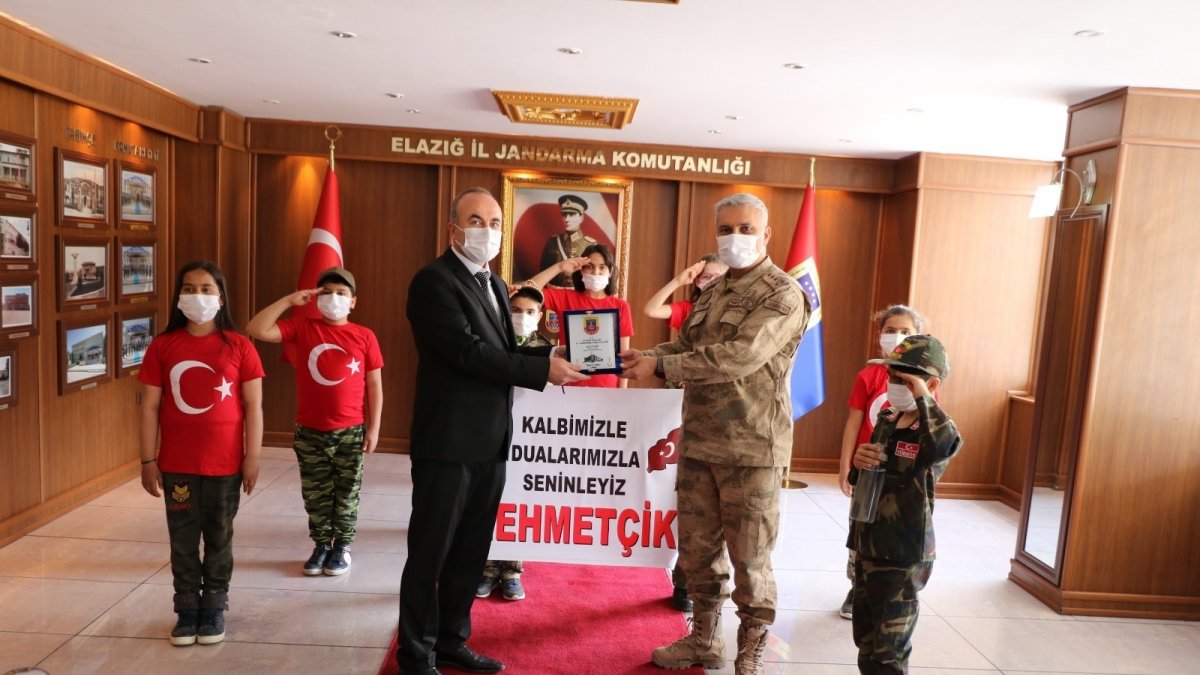 Öğrenciler, jandarmayı ziyaret edip şehitler anısına program yaptı