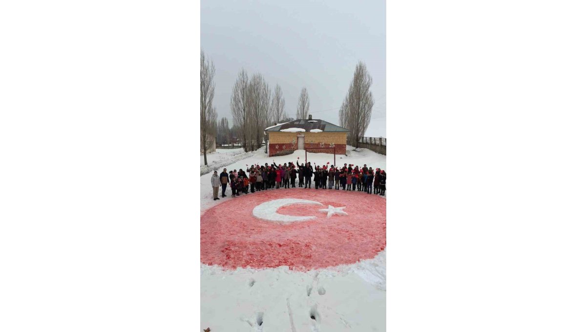 Öğrenciler kardan Türk bayrağı yaptı