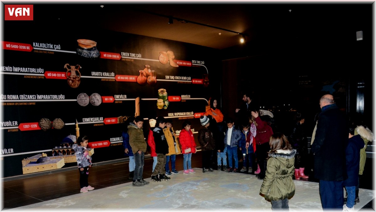 Öğrenciler kentin tarihi ve kültürel yerlerini gezdi