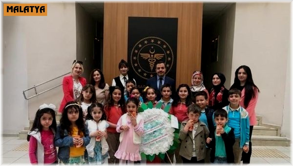 Öğrenciler maskelerden çiçek yaptı