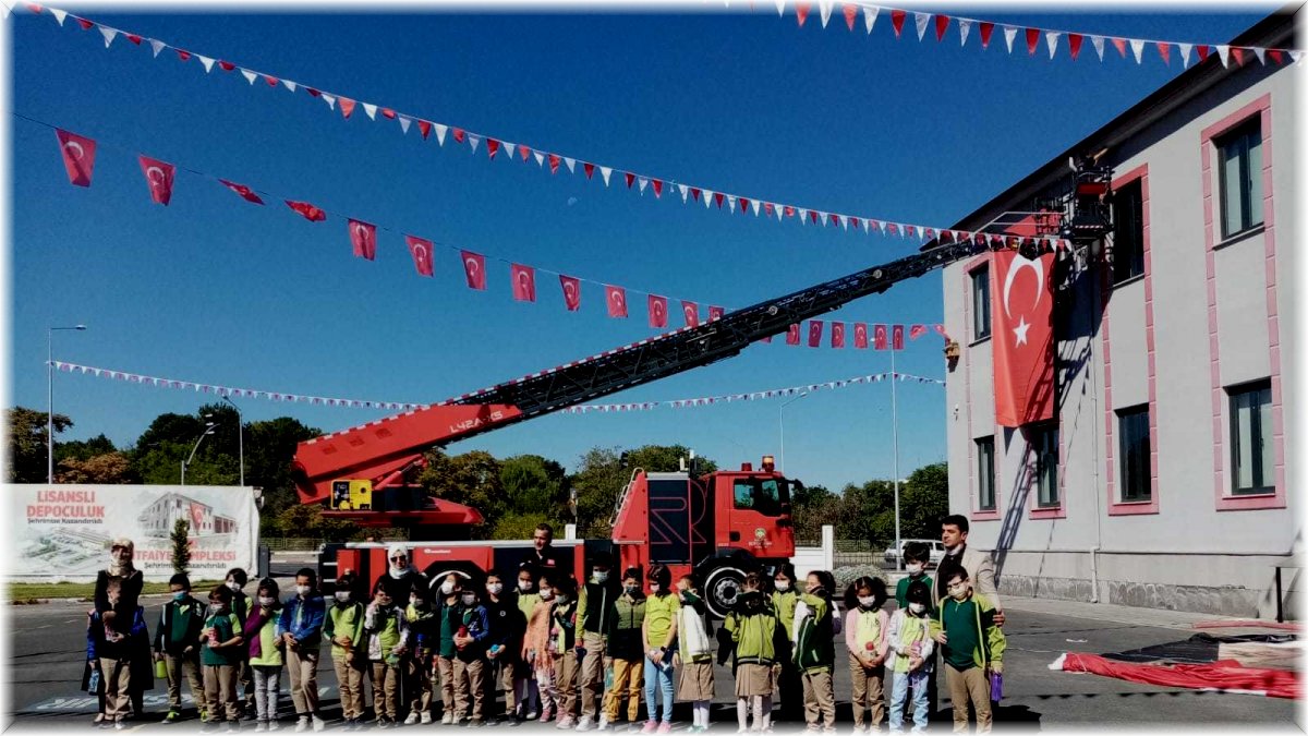 Öğrenciler merak ettiği itfaiyecilerle buluştu