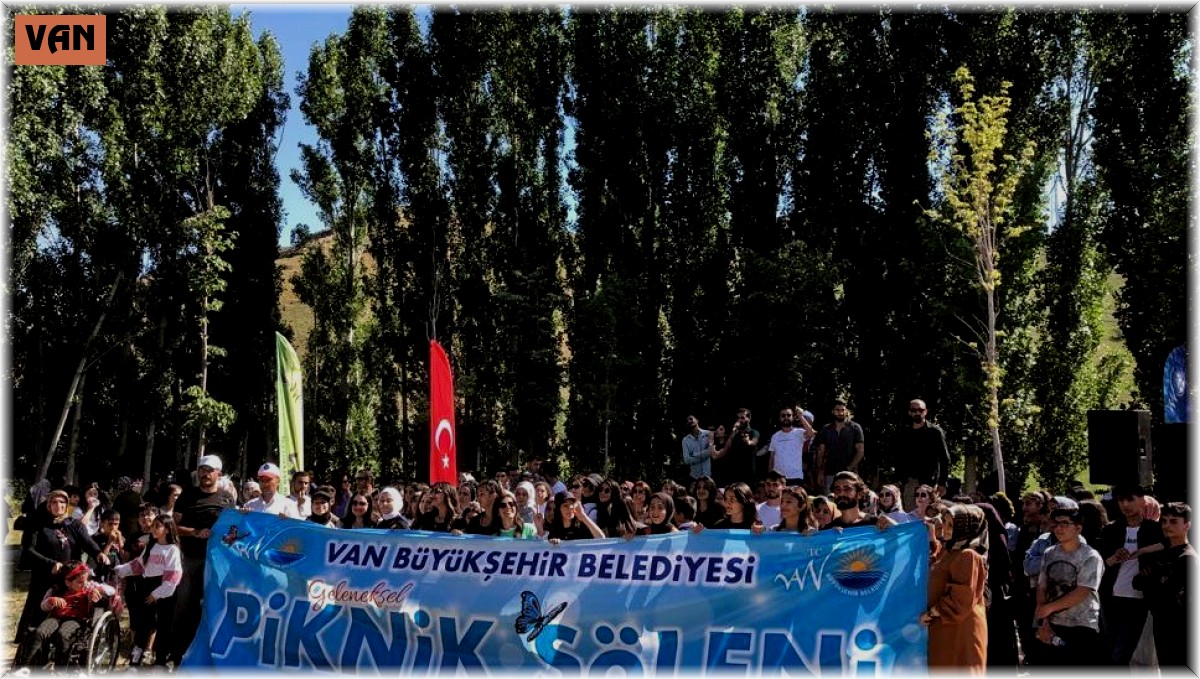 Öğrenciler Muradiye Şelalesi gezisinde doyasıya eğlendi