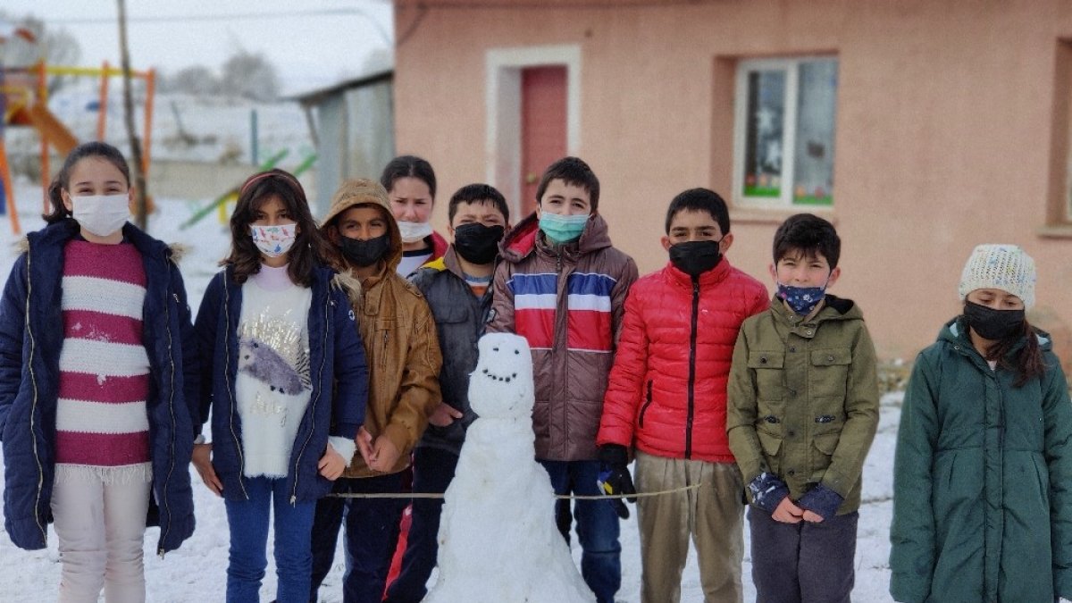 Öğrenciler okul bahçesinde karın keyfini kartopu oynayarak yaşadı