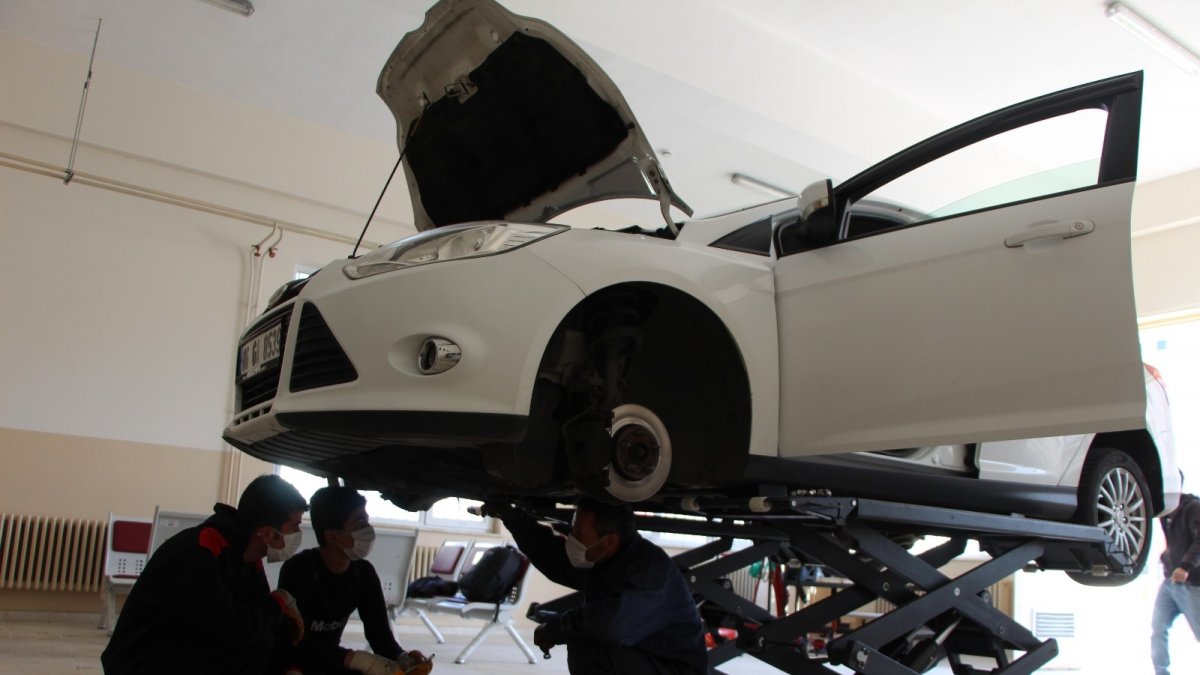 Öğrenciler, okulda hem meslek öğreniyor, hem de ekonomik kazanç sağlıyor