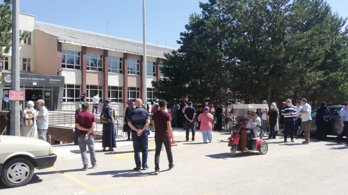 Öğrenciler sınavda yakınları dışarıda ter döktü