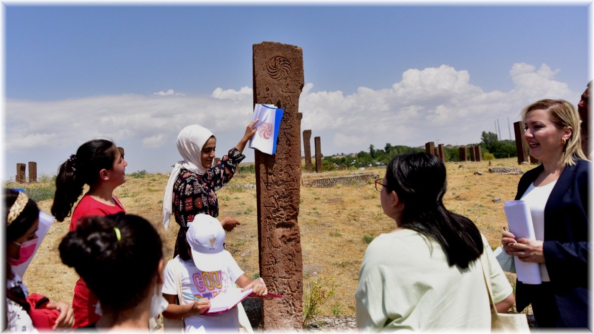 Öğrenciler tarihi mezar taşlarının üzerindeki sembolleri çizdi