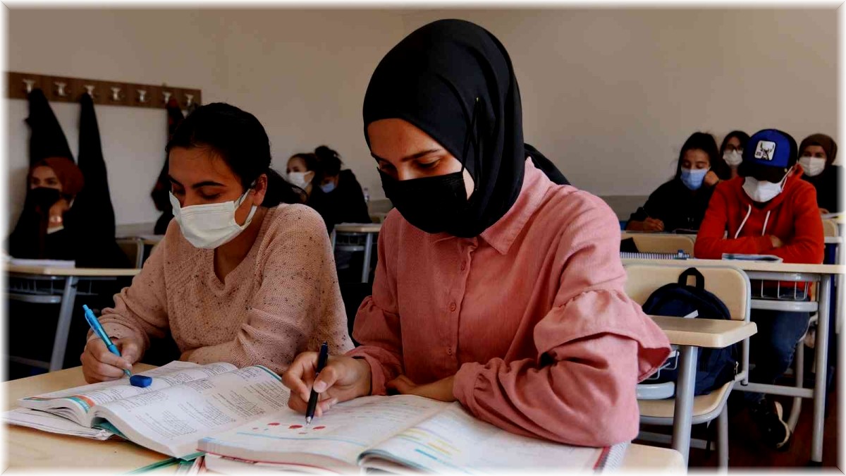 Öğrenciler, Van Büyükşehir Belediyesinin Sürekli Eğitim Merkezi ile üniversiteye hazırlanıyor