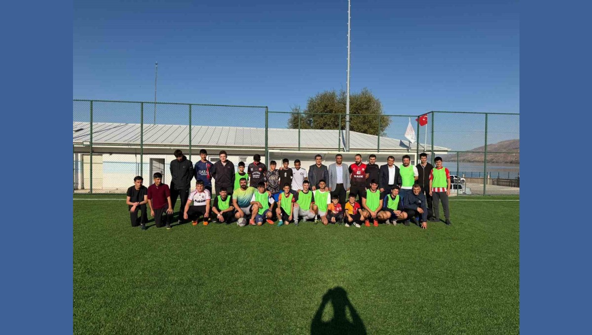 Öğrenciler ve aileleri futbol maçı yaptı, ortaya renkli görüntüler çıktı