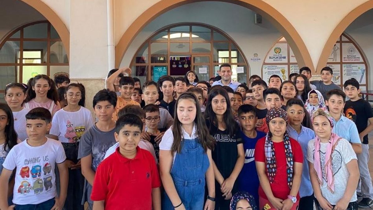 Öğrenciler yaz okulunda hem eğitim görüyor hem eğleniyor