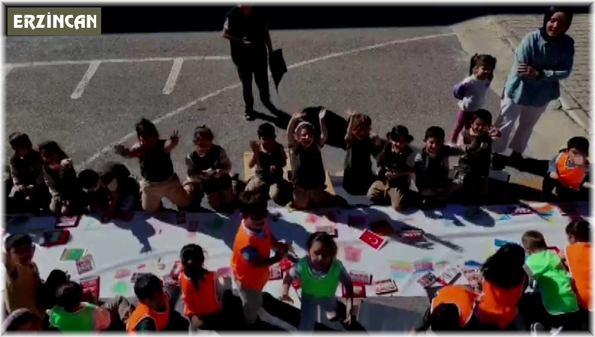 Öğrencilerden bayrak boyama performansı