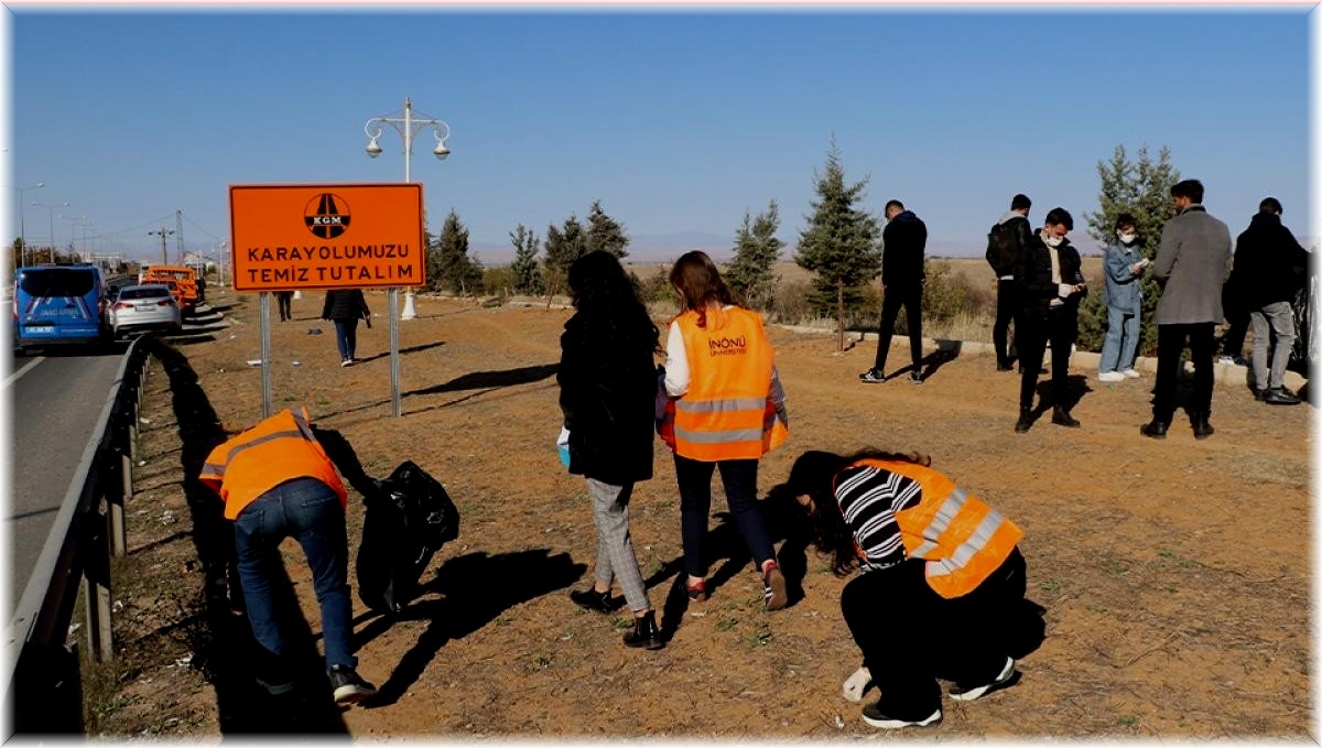 Öğrencilerden çöp toplama etkinliği