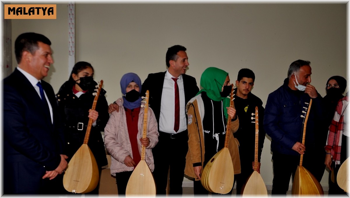 Öğrencilerden Müdür Kanbay'a sazlı karşılama