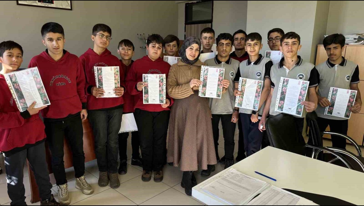 Öğrencilerden öğretmenlere sürpriz: Hazırlanan sertifikalar kendilerine taktim edildi