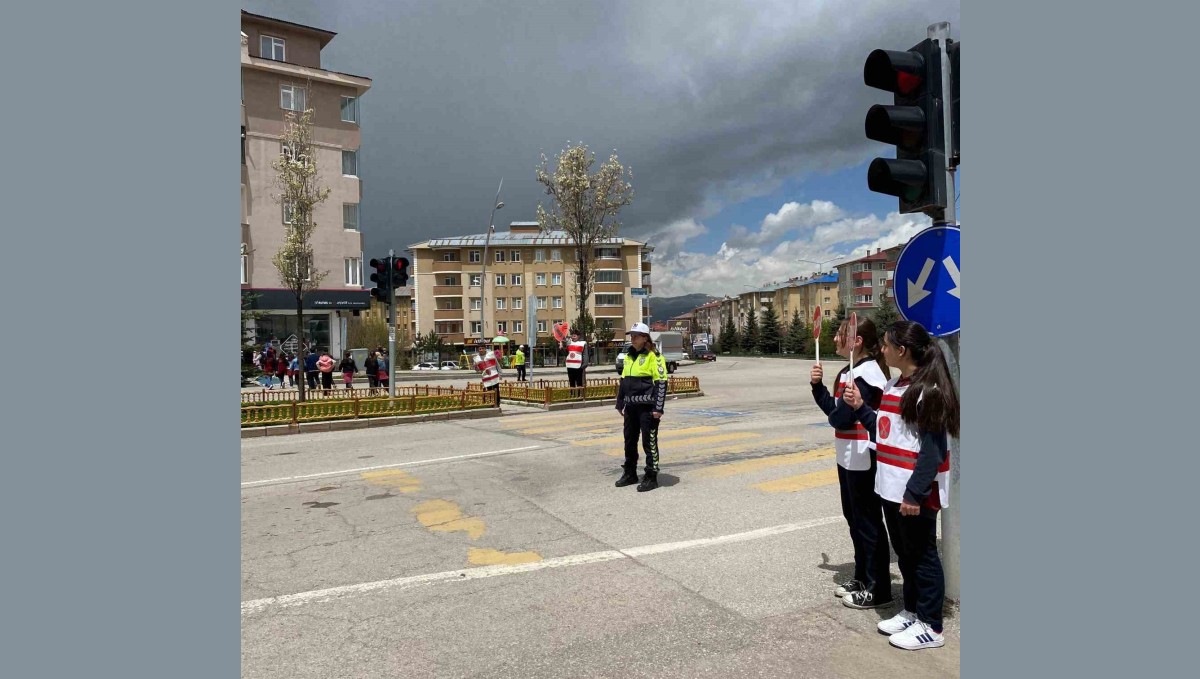 Öğrencilerden trafikte farkındalık uygulaması