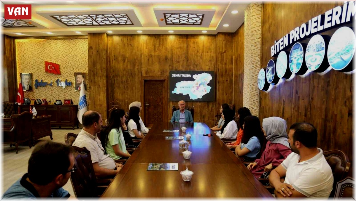 Öğrencilerden Tuşba Belediye Başkanı Salih Akman'a teşekkür ziyareti