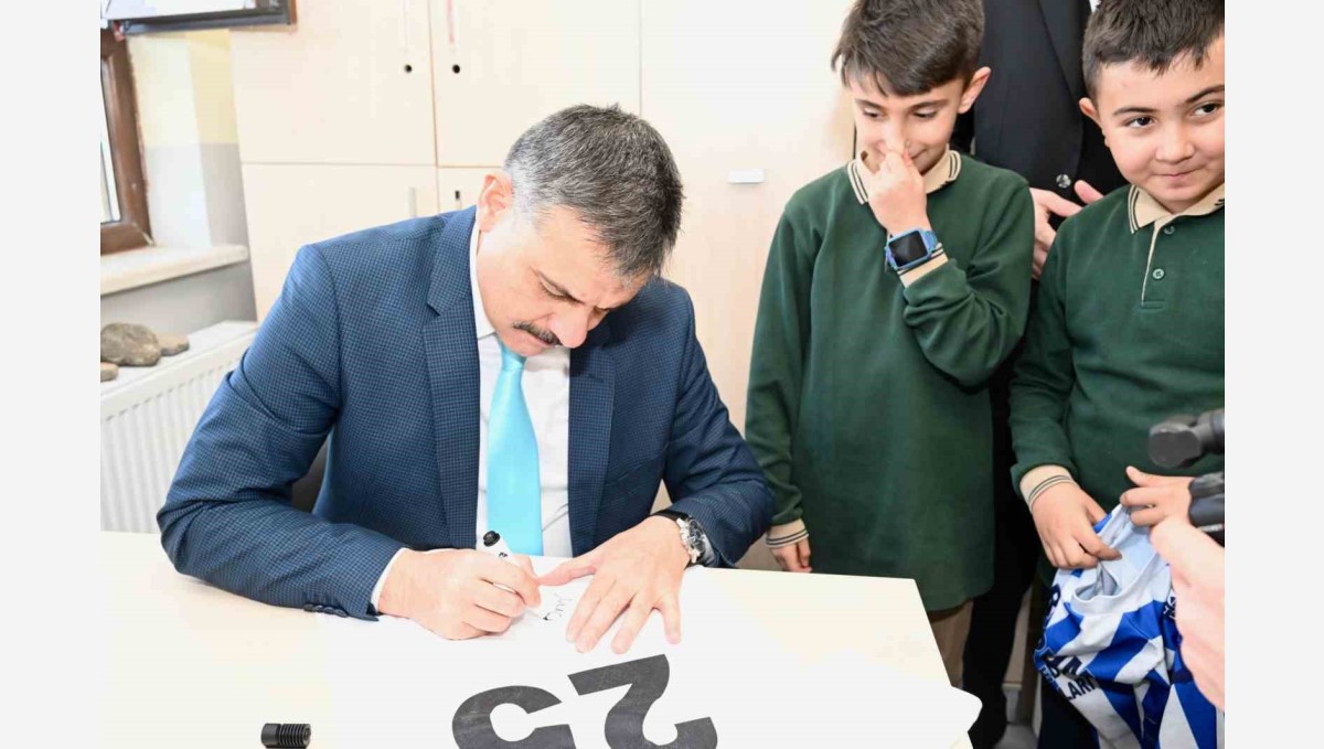 Öğrencilerden Vali Çiftçi'ye forma imzalatma sürprizi