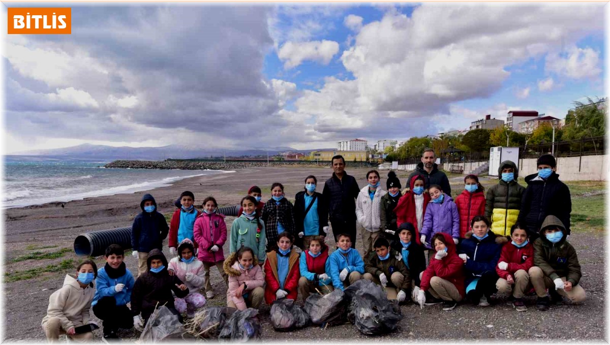 Öğrencilerden Van Gölü sahilinde çöp toplama etkinliği