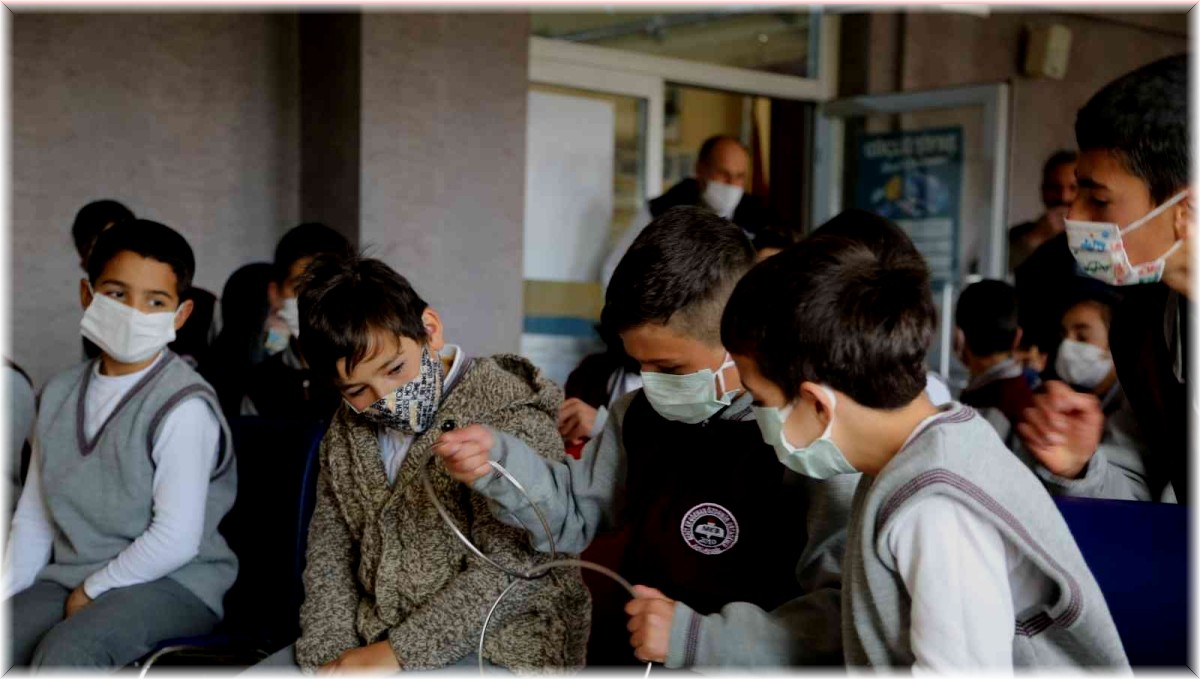 Öğrencilere illüzyon gösterisi