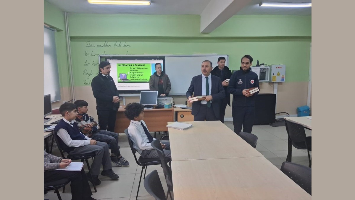 Öğrencilere Kur'an-ı Kerim hediye edildi