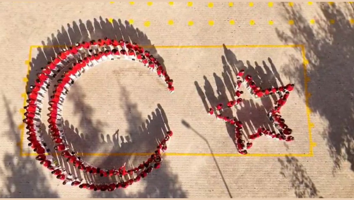 Öğrencilerin ay-yıldız koreografisi büyük beğeni topladı