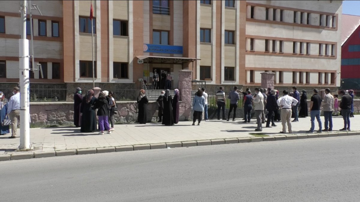 Öğrencilerin korona virüs tedbirli LGS heyecanı başladı