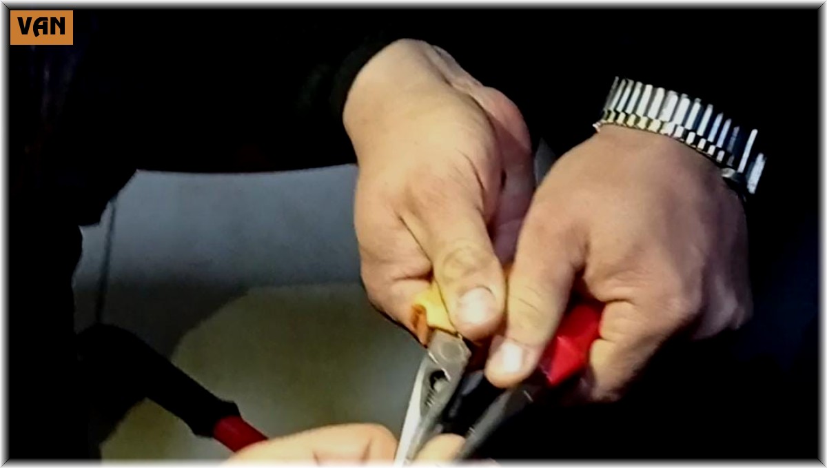 Öğrencinin parmağına sıkışan yüzüğü itfaiyeciler keserek çıkardı