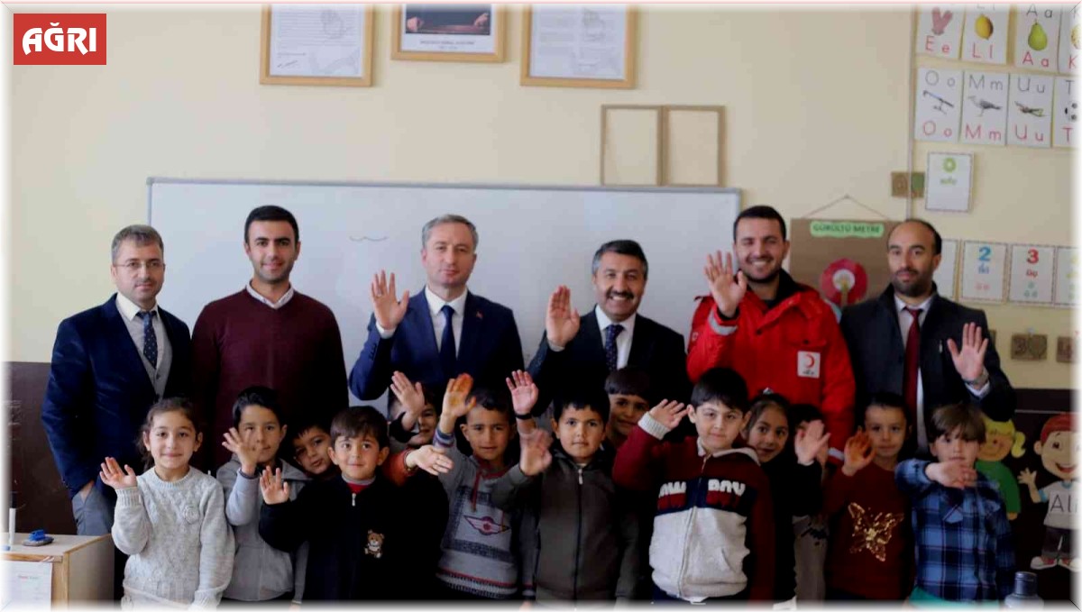 Öğrencisini okul sırasından öğretmen masasına taşıyan öğretmenden duygusal sürpriz