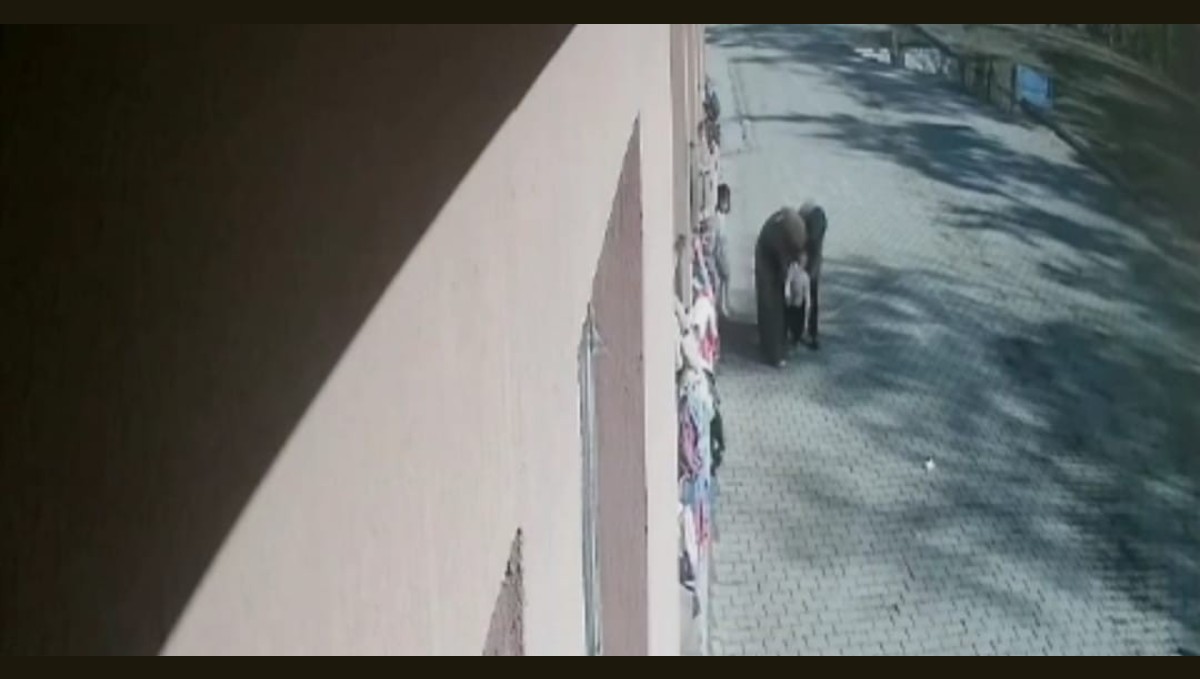 Öğrencisinin boğazına kaçan şekeri heimlich manevrasıyla çıkardı