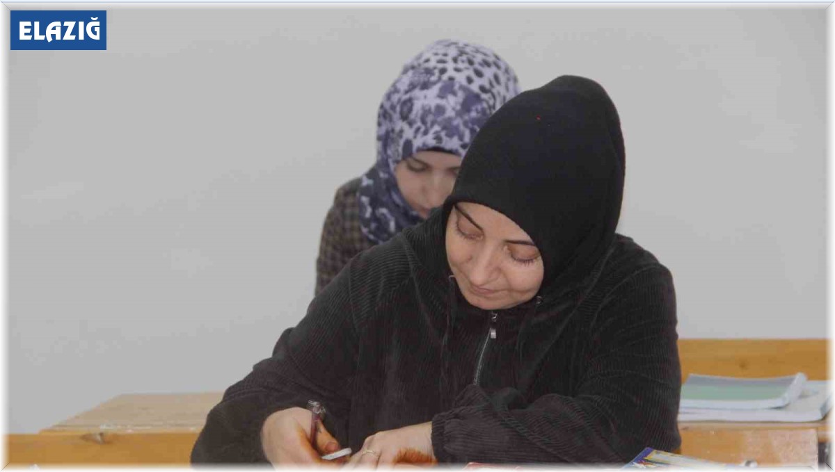 Öğrenmenin yaşı yok dediler, şimdi çocuklarının okuduğu sıralarda okuma yazma öğreniyorlar