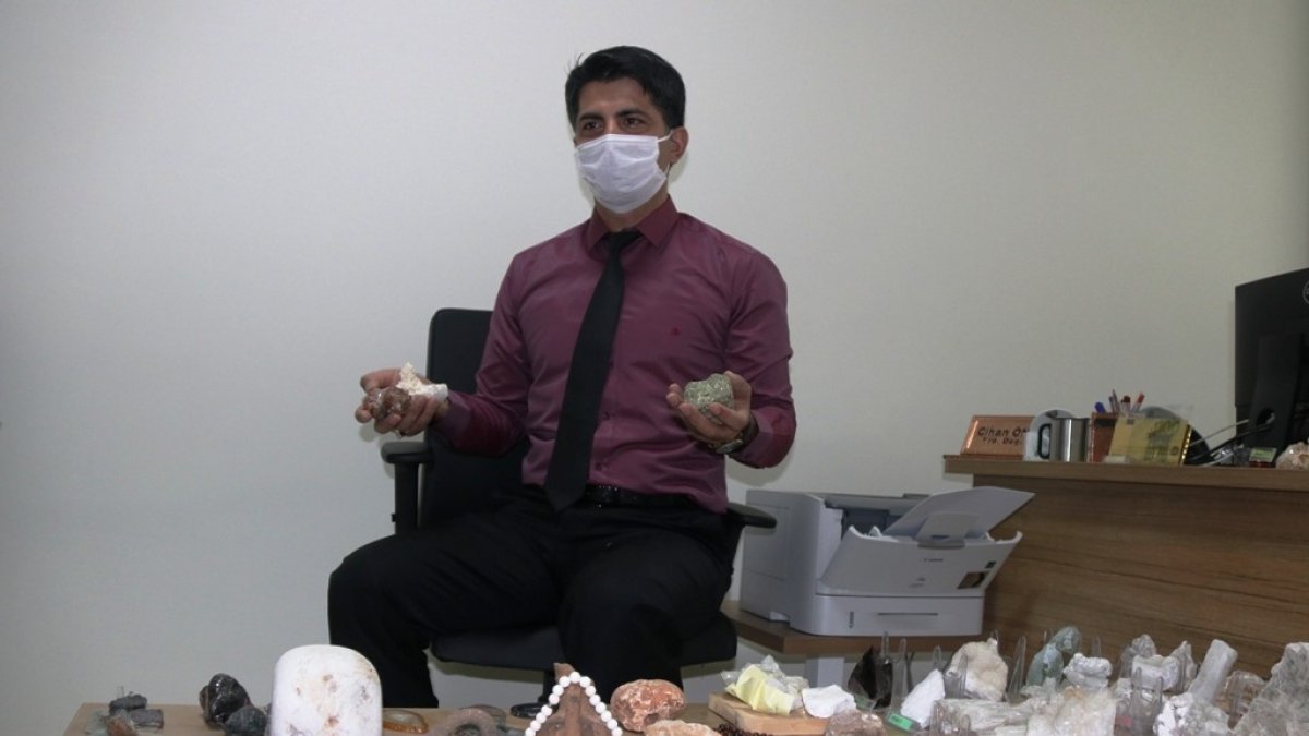 Öğretim üyesinin taş koleksiyonu göz kamaştırıyor