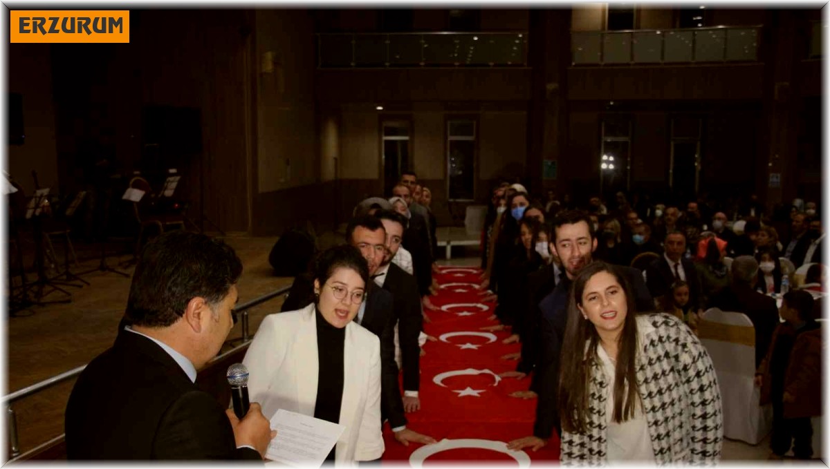 Öğretmen adayları bayrak üzerine yemin ettiler