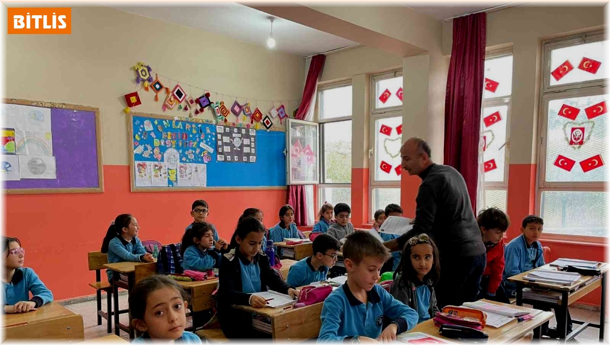 Öğretmen baba, müdür yardımcısı kızı ile aynı okulda görev yapıyor