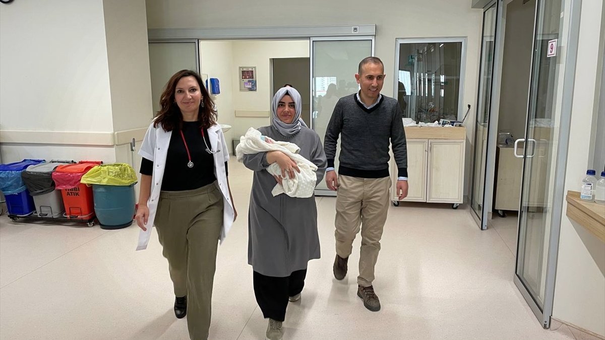 Öğretmen çift, 23 haftalık doğan bebeklerini 144 gün sonra kucakladı