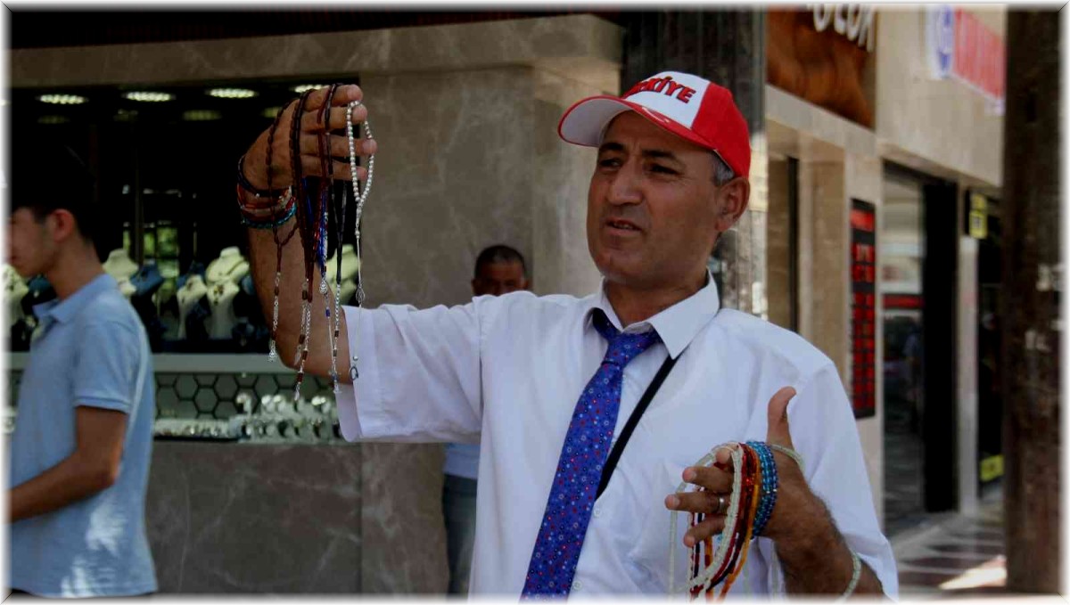 Öğretmen gibi giyinip, günde 15 bin adım atarak tespih satıyor