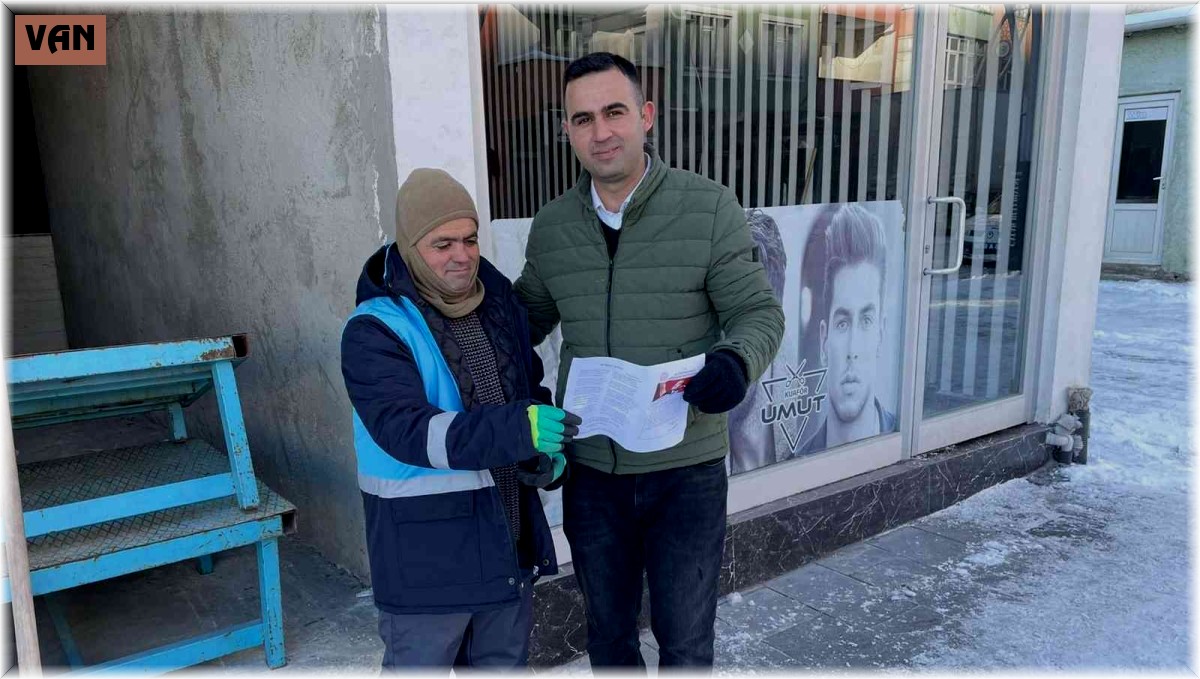 Öğretmen öğrencisinin karnesini velisine teslim etti