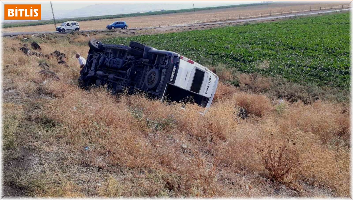 Öğretmen servisi şarampole devrildi: 10 yaralı