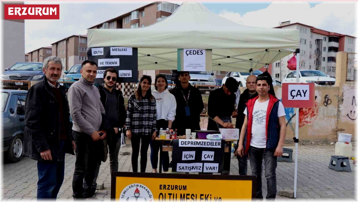 Öğretmen ve öğrenciler depremzedeler için pazarda çay sattılar