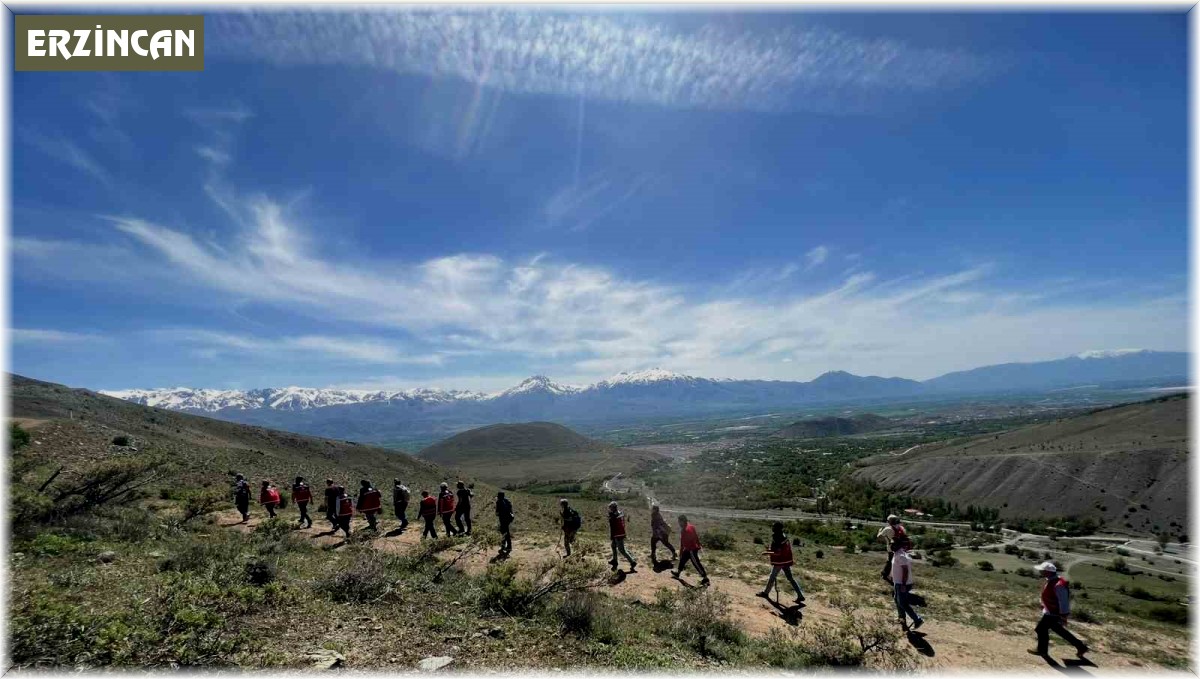 Öğretmenler 19 Mayıs için yürüdü