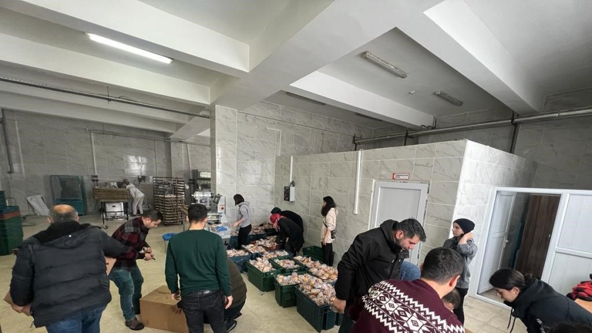 Öğretmenler Gaziantep'teki arama kurtarma çalışmalarına destek veriyor