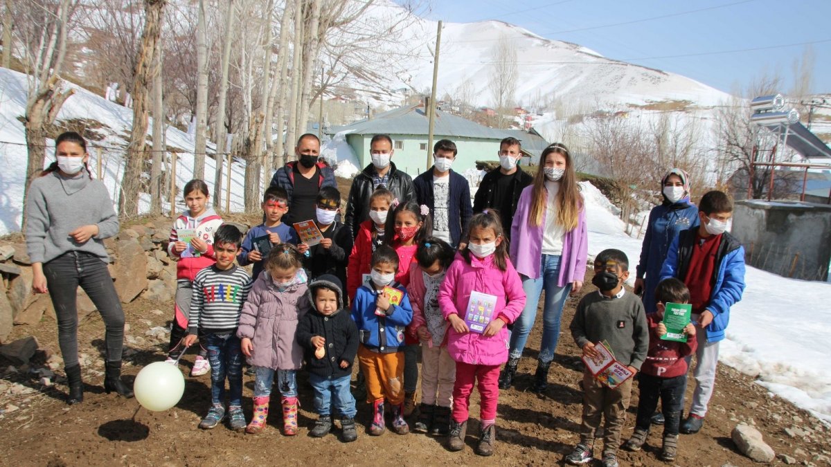 Öğretmenler köy köy dolaşarak öykü anlatıyor