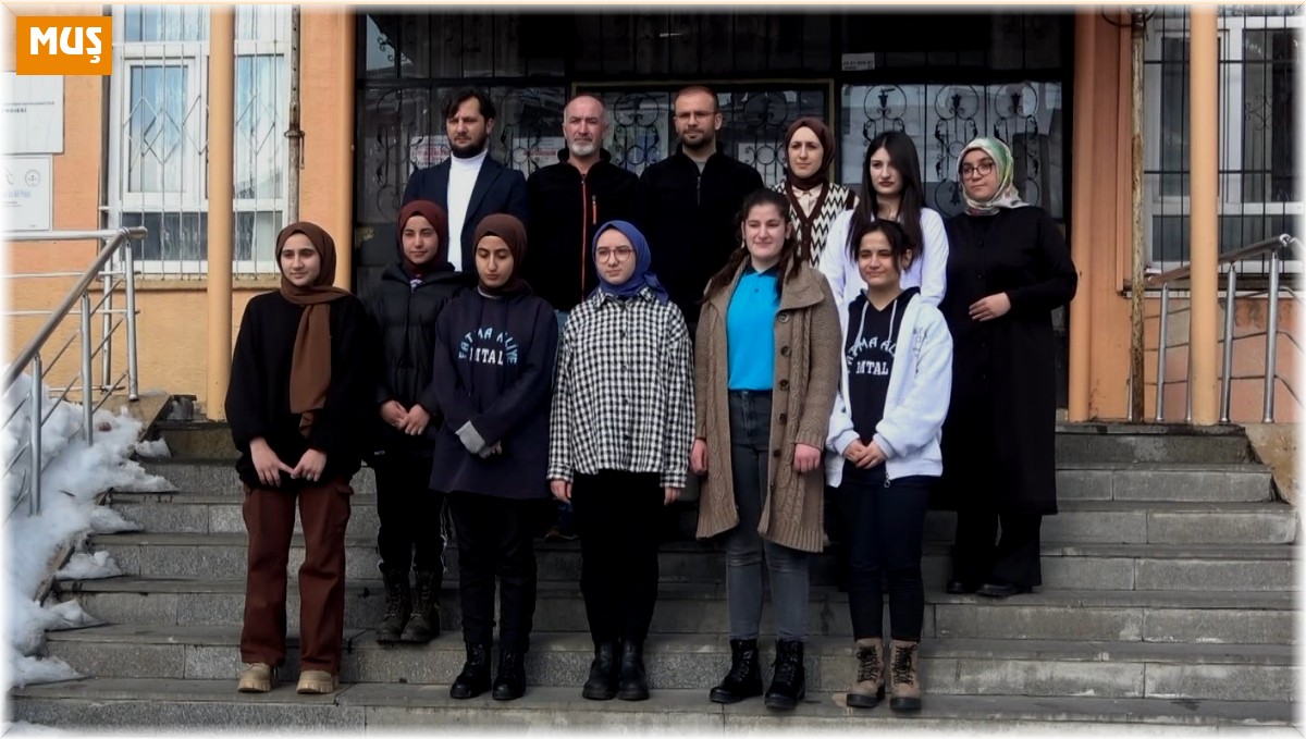 Öğretmenler maaşını, öğrenciler ise burslarını bağışladı