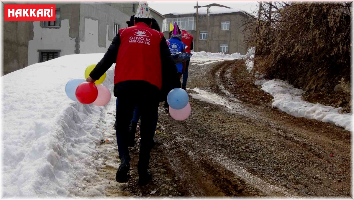Öğretmenlerden lösemili çocuğa evinde doğum günü sürprizi