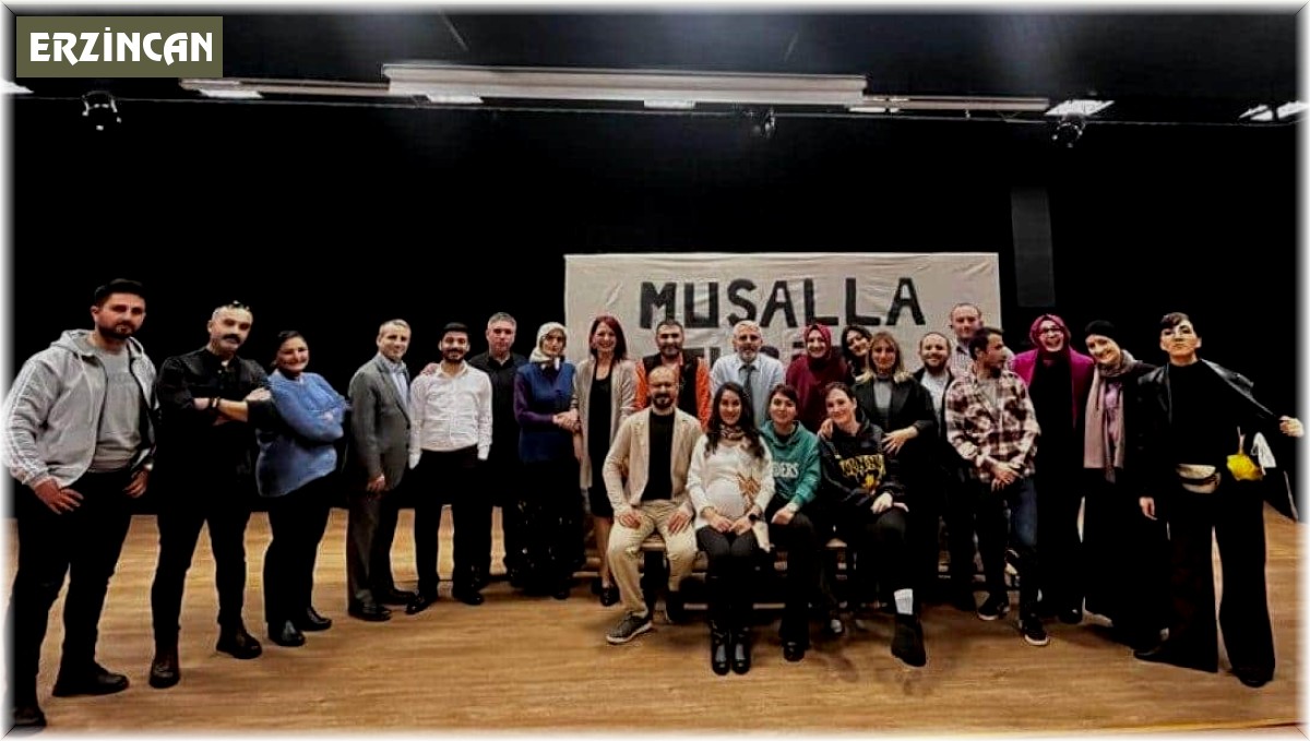 Öğretmenlerden oluşan tiyatro topluluğunun gösterisi yoğun ilgi gördü