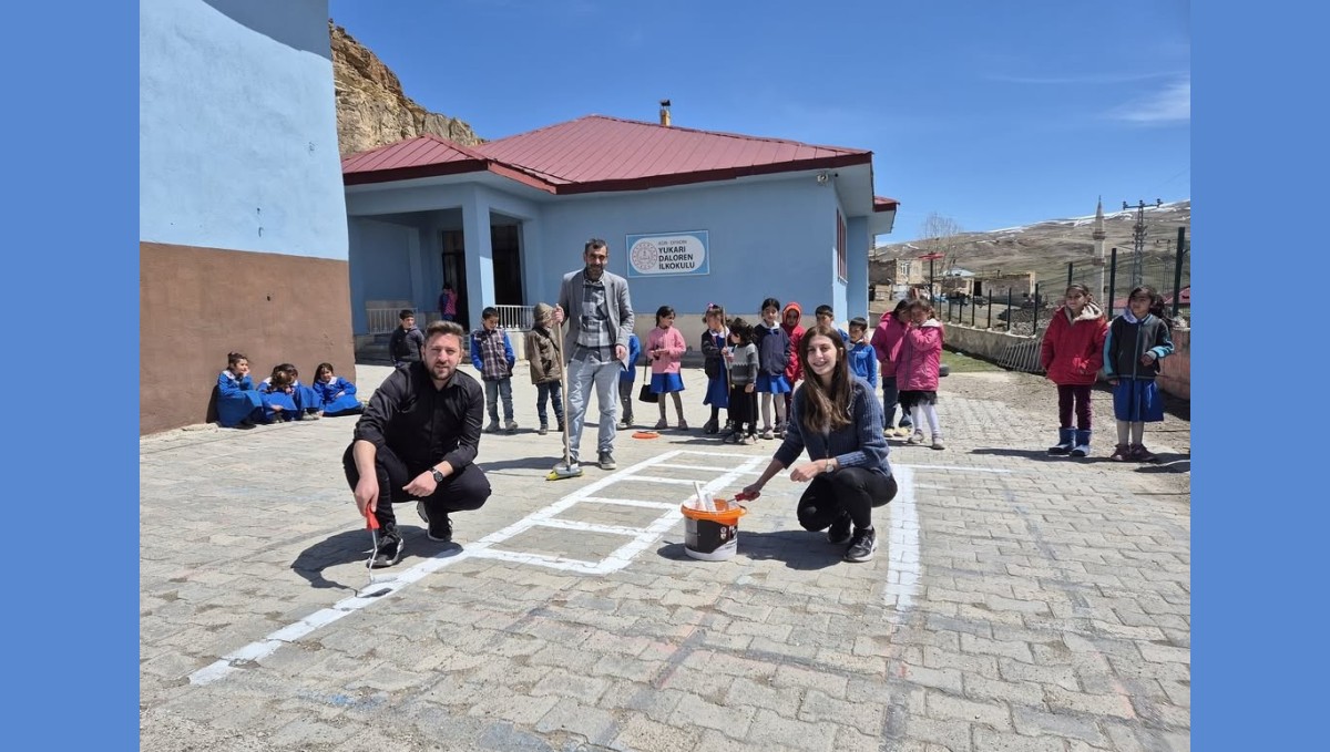 Öğretmenlerden oyun alanına renkli dokunuş