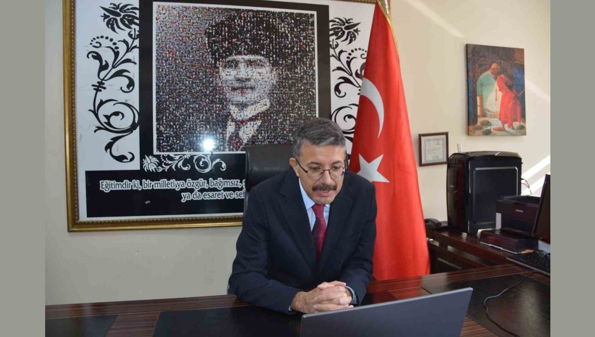 Öğretmenlere hitap eden Vali Çelik: "Her başarı hikayesinin giriş, gelişme ve sonuç kısmında sizler varsınız"