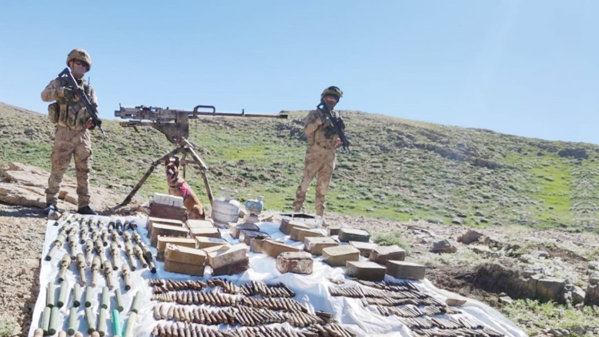 Oğul köyü kırsalında çok sayıda silah ve mühimmat ele geçirildi