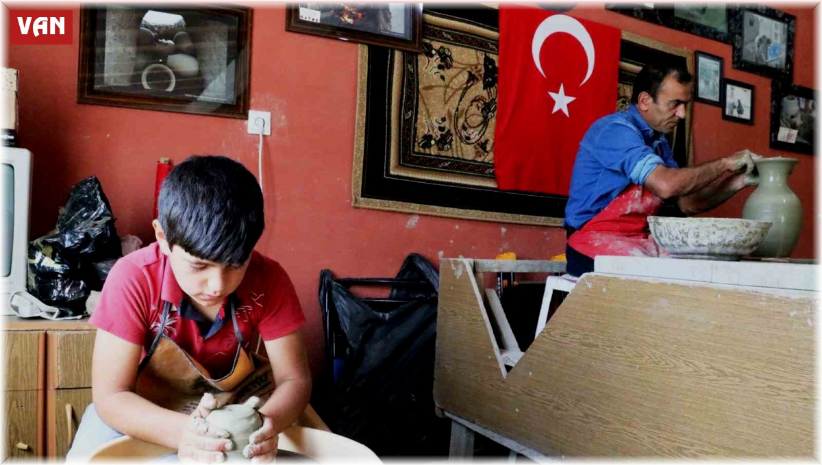 Oğullarıyla birlikte baba mesleği çömlekçiliği yaşatıyor