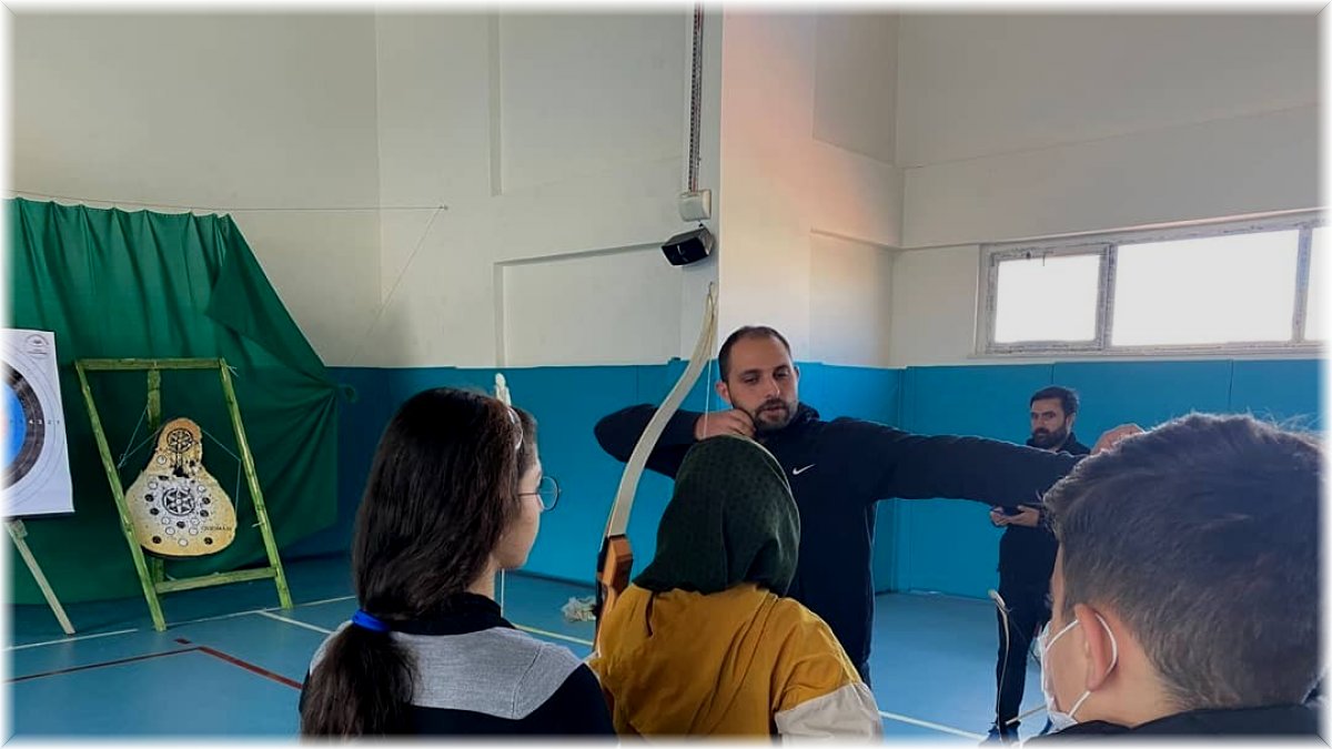 Ok atıp yay germeyi öğretti