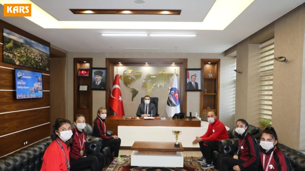 Öksüz başarılı sporcuları ağırladı